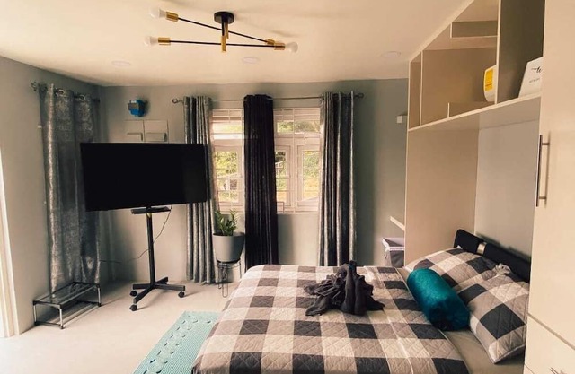 Cozy, compact,and fully furnished studio, near city, stadium, beach, AC, WiFi
