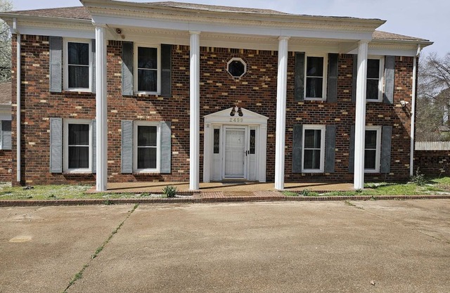 Elegant 7- BR Mansion with Pool - Near Gold Course & Essentials, All King Beds.