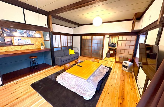 Cozy 2-TATAMI room Japanese style house with AC, WiFi in serene Fujiyoshida city
