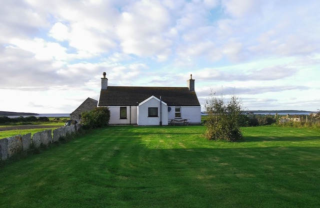 Cosy Highland retreat with countryside and sea views.