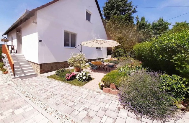 Holiday apartment with air conditioning, WLAN and view of the Belső-tó