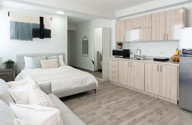 Beachfront Studios 1&3, 2 BR/2 BTH, Pool