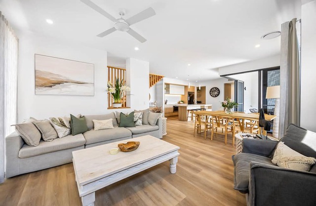 Bokarina 3-Bed Stunning Home, Steps from Beach