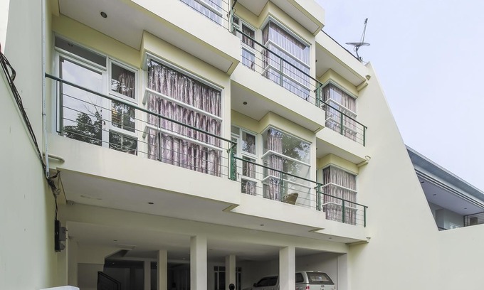 Pancoran Hotel | RedDoorz Near Pancoran