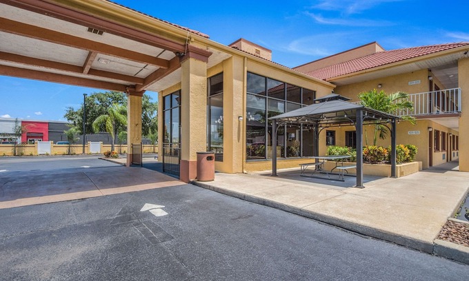 Gulf Highlands Hotel | Rodeway Inn Port Richey North
