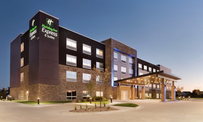 West Des Moines Hotel | Holiday Inn Express & Suites West des Moines - Jordan Creek, an Ihg Hotel