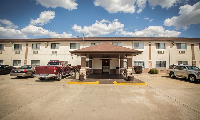 Forsyth Hotel | Quality Inn Near I-72 and Hwy 51
