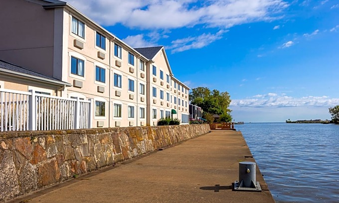 Huron Hotel | Comfort Inn River's Edge