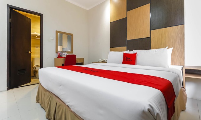 Makassar Hotel | RedDoorz Plus Near Pantai Losari