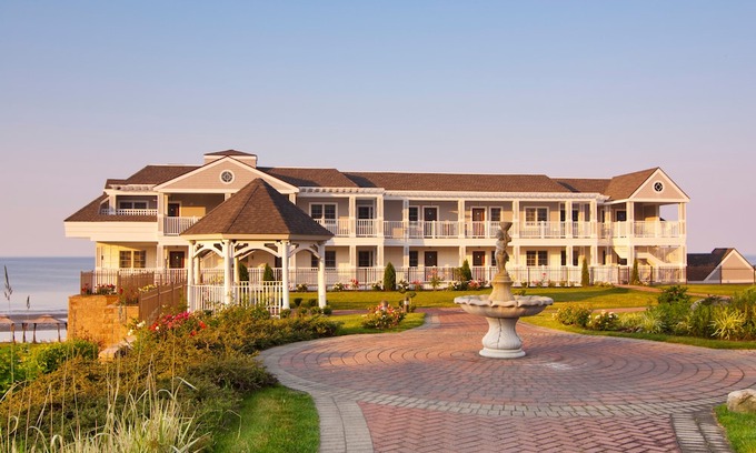 Westbrook Center Hotel | Water's Edge Resort & Spa