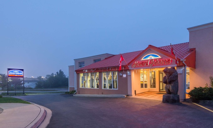 Gravenhurst Hotel | Howard Johnson by Wyndham Gravenhurst