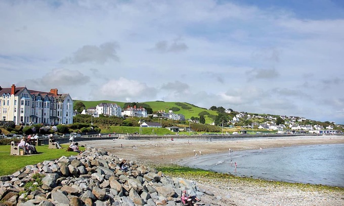 Criccieth Cabin | 2 bedroom accommodation in Criccieth, Gwynedd