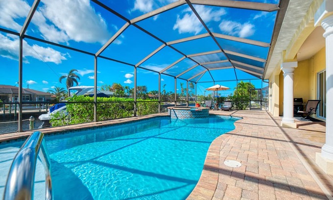 Caloosahatchee Villa | 3 BEDS | 4,5 BATHS | 6 GUESTS | GULF ACCESS & POOL/SPA | INCL.10% OFF BOAT RENTAL