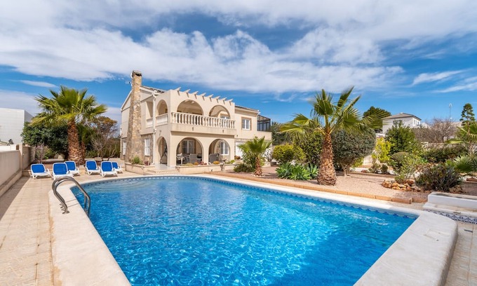 Quesada Villa | 'Villa Azul' with Private Pool, Wi-Fi and Air Conditioning