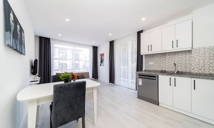 Eski Lara Apartment | Central Flat with Balcony in Muratpasa