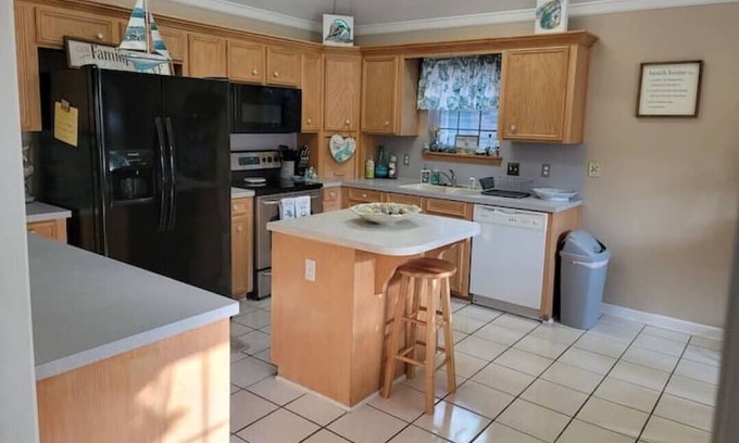 Shreveport House | Beautiful, Cheerful (Beach house) with a pool and King size suite