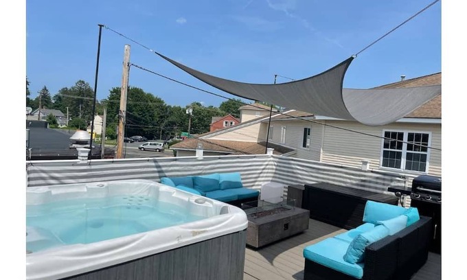 Easthampton House | In Style With a hot tub and Pool Table