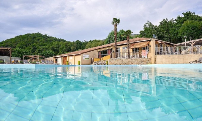 Saint-Laurent-du-Pape Ski Chalet | Luxe Sanitary XL 6 Pers. Villatent at child-friendly campsite in the Ardèche