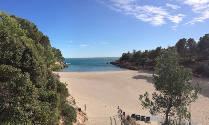 Calafat Villa | Air-conditioned villa 9/10 people in large fenced garden 150 m from the sea