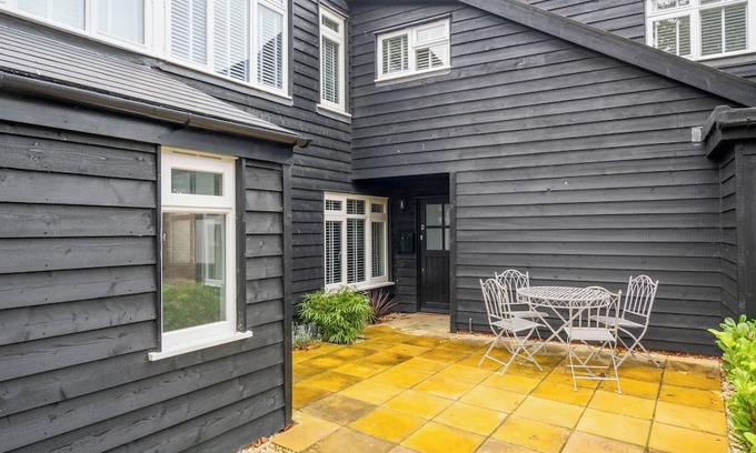 Sudbury Apartment | DB: 2 King Charles Court