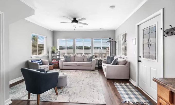 Brimfield House | 3 Bedroom Charming Lakefront Home! Family friendly