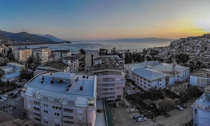 Ohrid Apartment | Super central ⭐ 1 min to lake & old city ⭐ private parking