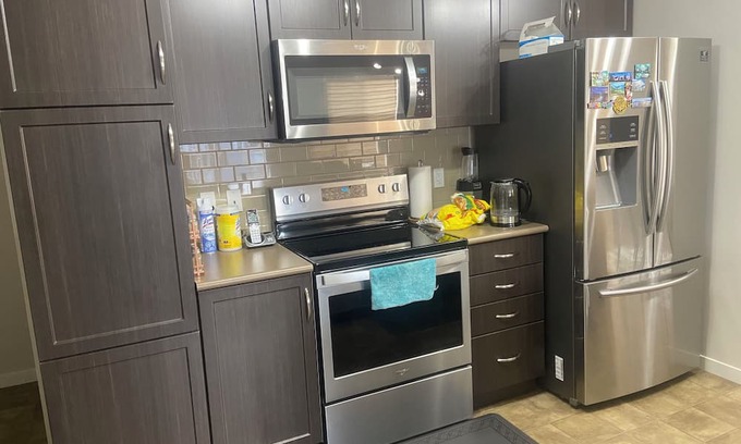 Southwest Edmonton Apartment | Fabulous 2-bedroom apartment with WiFi in charming Edmonton