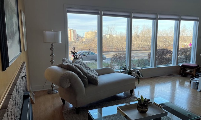 Saskatoon Downtown House | 5 minutes to downtown, University, Hospital, Cozy Gallery House on the River