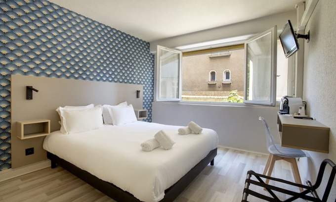 Bron House | Double room-Standard-Ensuite with Shower-Garden view