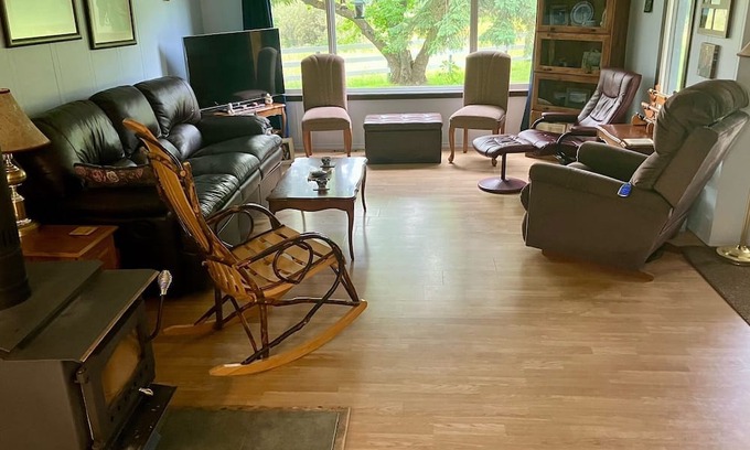Ponoka County House | Grammie's House by Pigeon Lake, enjoy the peace & quiet minutes from the lake.