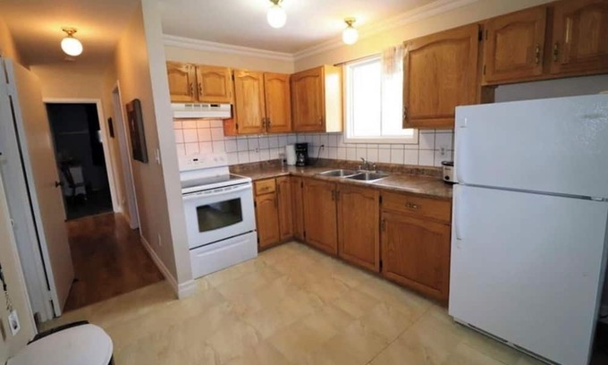 Guildford House | Winter Warm Up Deal- 20 Mins to Langley, Downton, Airport