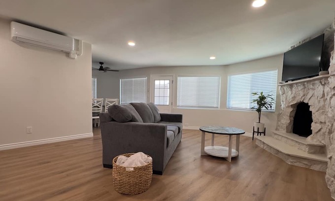 Azusa House | Amazing 3-bedroom house with WiFi in Azusa
