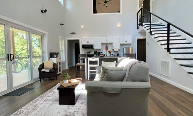 Damascus Cabin | NEW! Forty Winks 6 guest Modern Cabin in Damascus, VA!