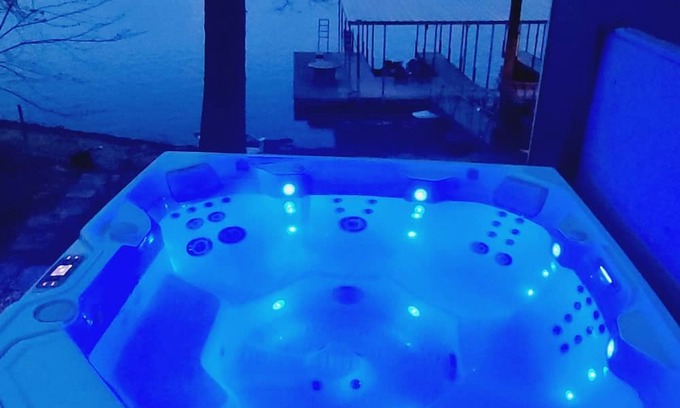 Climax Springs House | Spacious 4bed house w/HotTub, game garage, AC, WiFi