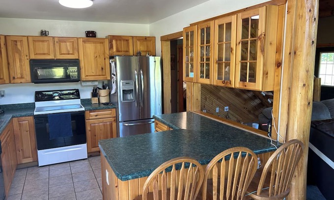 Hannibal Cabin | Cozy 2 bedroom plus sleeping loft cabin in delightful Gilman with AC, WiFi