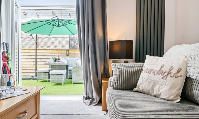 Stalbridge Cottage | Bentley's Retreat sleeps 2 guests in 1 bedroom