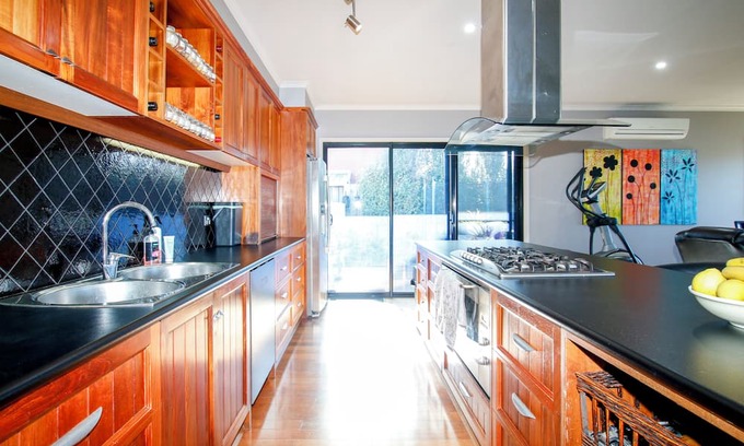 Warrnambool House | Welcome to 'The Wetlands' Warrnambool