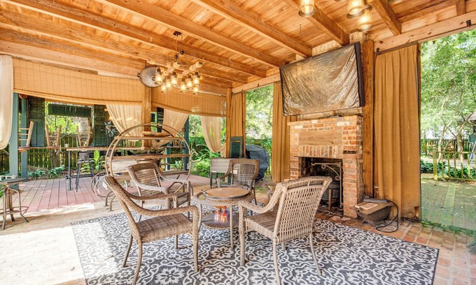 New Roads House | Whimsical New Roads Home < 1 Mi to Main Street!