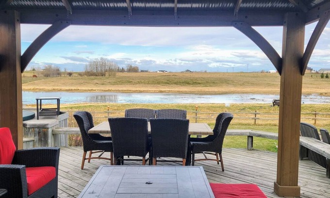 Okotoks House | Beautiful Acreage to Relax and Unwind