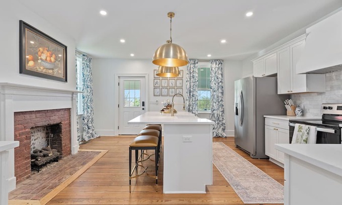 Bowling Green House | Charming 4-bedroom house in Bowling Green with WiFi, AC - 1700s Modern Reno