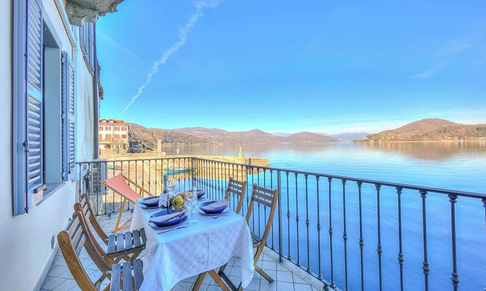 Arona Villa | Volo Di Gabbiani Pied Dans L' Eau