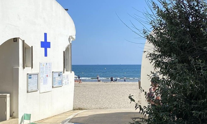 Le Grand Travers Apartment | Grand travers, T3, Air-conditioned, Parking, Beach 150m.