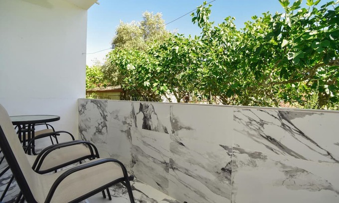 Gjerana Apartment | Studio Room w Balcony 6 min to Beach in Montenegro