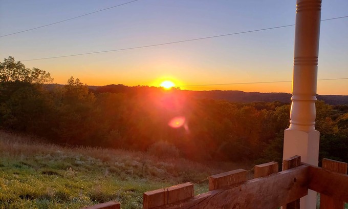 Palestine House | Serenity Ridge Relaxing family getaway with a view.
