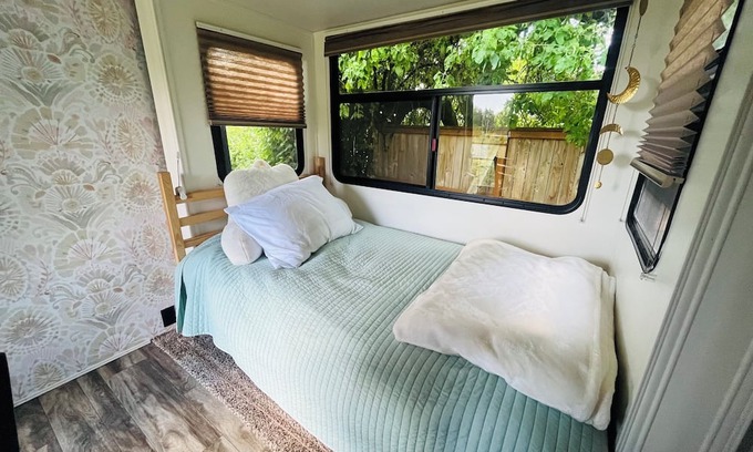 Springfield House | 13 mins U of O and Autzen! 16 acre getaway!