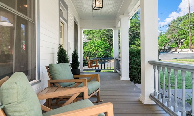 Travis Heights House | Deep in the Heart of SoCo – Main House: Chic 3 BDR, Walk to Dining & Shopping!