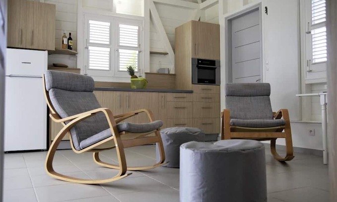 Saint-Charles House | Radiance of the Day and Cultural Heritage in a Modern Cabin