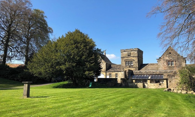 Hollow Meadows Cottage | THE SHEPHERD'S HUT, romantic, with a garden in Stocksbridge