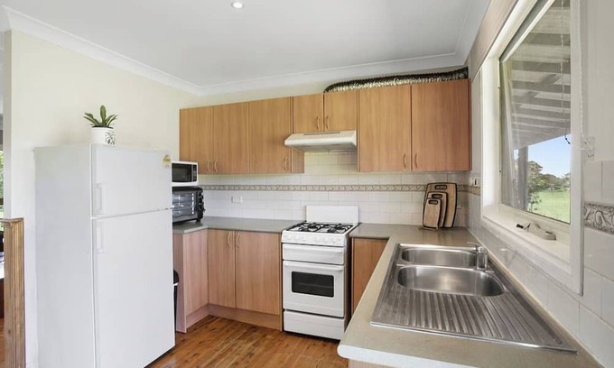 Marengo House | Private Retreat. Set on 1 acre. 5 min walk to the beach. Pet friendly!