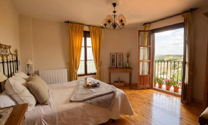 Pinilla de los Barruecos Apartment | Apartment 'Chanin 2' with Mountain View, Private Terrace and Wi-Fi